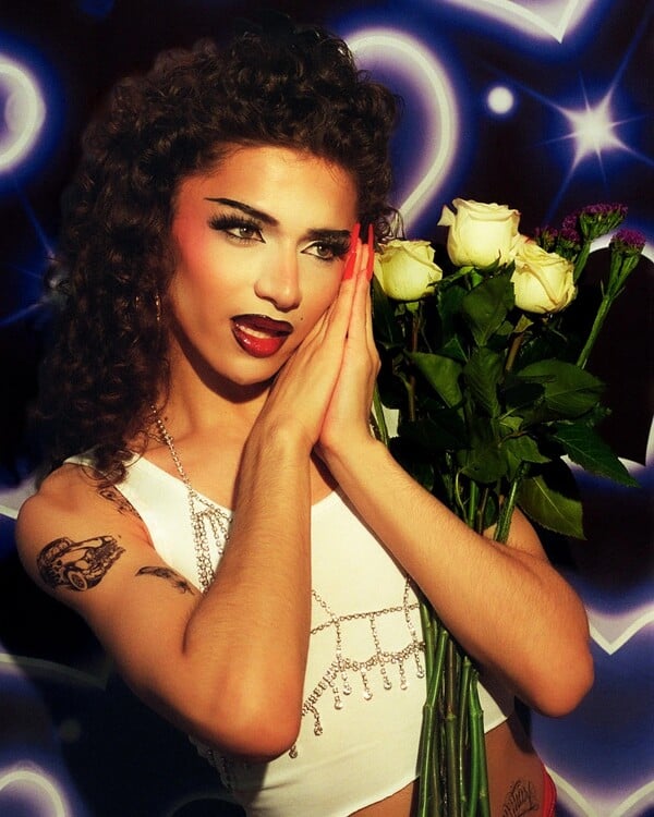  Αν δεν μπορείς να μας νικήσεις, θα μας κοιτάς/ από τον Πάνο Μιχαήλ