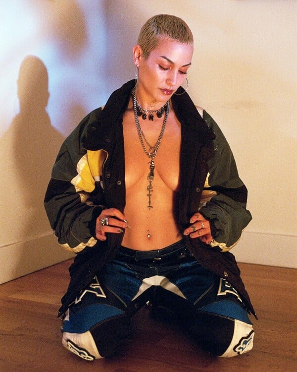  Αν δεν μπορείς να μας νικήσεις, θα μας κοιτάς/ από τον Πάνο Μιχαήλ