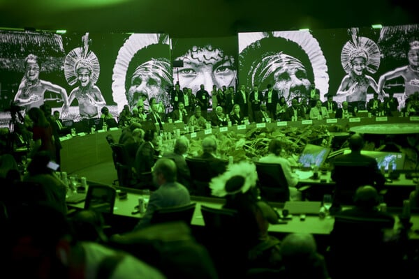 Στην πόλη Μπελέμ της Βραζιλίας και με τη συμμετοχή 50.000 ανθρώπων διεξάγεται η COP30, με στόχο να αποτραπεί η κατάρρευση της παγκόσμιας συνεργασίας για το κλίμα.