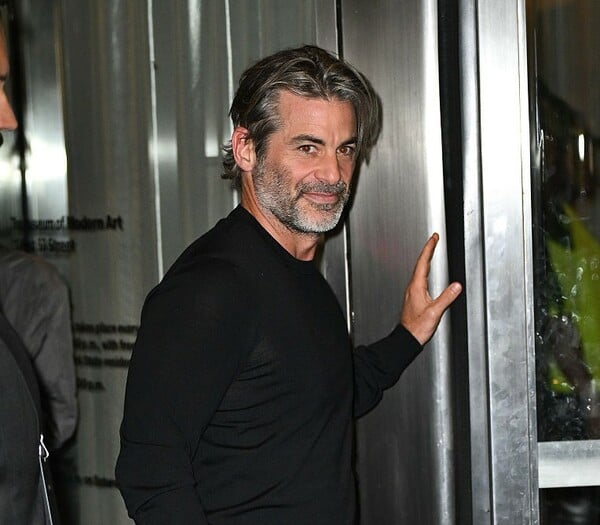 Τζιμ Κέρτις: Ποιος είναι ο υπνοθεραπευτής σύντροφος της Τζένιφερ Άνιστον