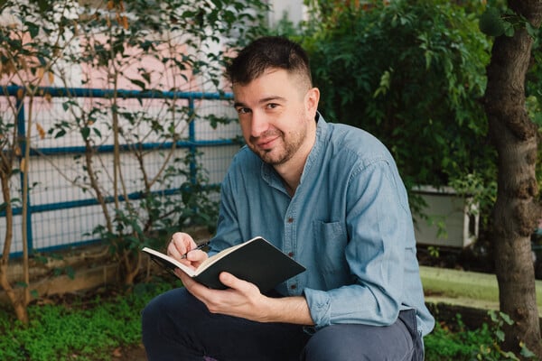 Βαγγέλης Μουλαράς: «Θέλω ο κόσμος να ξεχνιέται κι εγώ να είμαι πιο αληθινός από ποτέ»