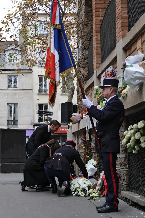 10 χρόνια μετά το Μπατακλάν: Η Γαλλία δεν ξεχνά τα θύματα της τρομοκρατικής επίθεσης