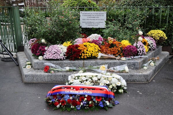 10 χρόνια μετά το Μπατακλάν: Η Γαλλία δεν ξεχνά τα θύματα της τρομοκρατικής επίθεσης