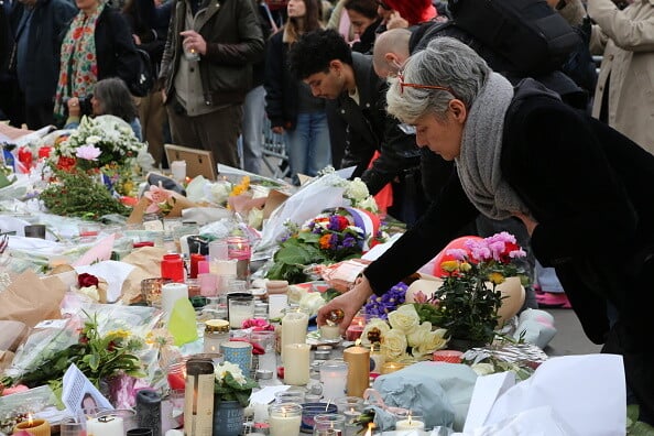 10 χρόνια μετά το Μπατακλάν: Η Γαλλία δεν ξεχνά τα θύματα της τρομοκρατικής επίθεσης