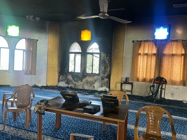 Δυτική Όχθη: Ισραηλινοί εποίκοι έβαλαν φωτιά σε τέμενος και έγραψαν συνθήματα μίσους