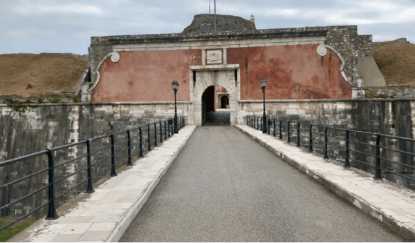 ΥΠΠΟ: Αποκατάσταση της γέφυρας που οδηγεί στο Παλαιό Φρούριο Κέρκυρας