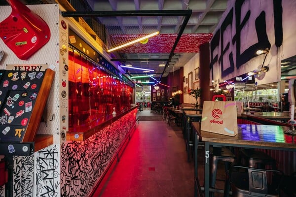 Στο F* Smashing για burgers με crispy μπιφτέκια, sando και buffalo wings με ασιατικό twist