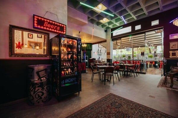 Στο F* Smashing για burgers με crispy μπιφτέκια, sando και buffalo wings με ασιατικό twist