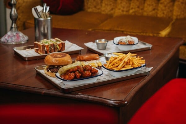 Στο F* Smashing για burgers με crispy μπιφτέκια, sando και buffalo wings με ασιατικό twist