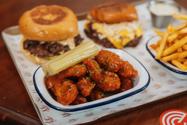 Στο F* Smashing για burgers με crispy μπιφτέκια, sando και buffalo wings με ασιατικό twist
