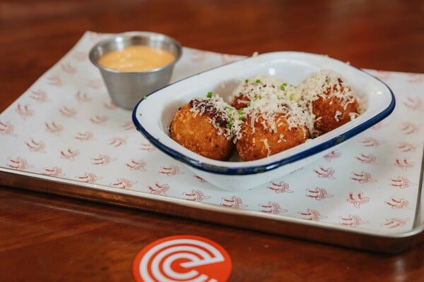 Στο F* Smashing για burgers με crispy μπιφτέκια, sando και buffalo wings με ασιατικό twist