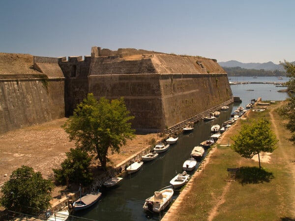 ΥΠΠΟ: Αποκατάσταση της γέφυρας που οδηγεί στο Παλαιό Φρούριο Κέρκυρας