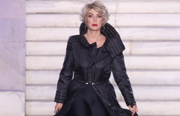 The Chase: H «Γυναίκα με τα Μαύρα» περπάτησε στην Εβδομάδας Μόδας