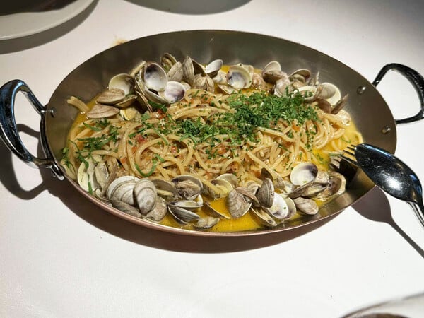 «Λες να πρόσφερε κι ο Χατζιδάκις καριόκες στους τραγουδιστές του;» 