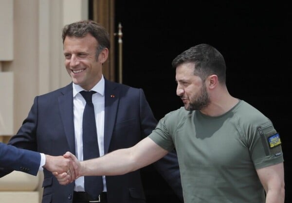 Ο Εμανουέλ Μακρόν θα συναντηθεί με τον Βολοντίμιρ Ζελένσκι στο Παρίσι
