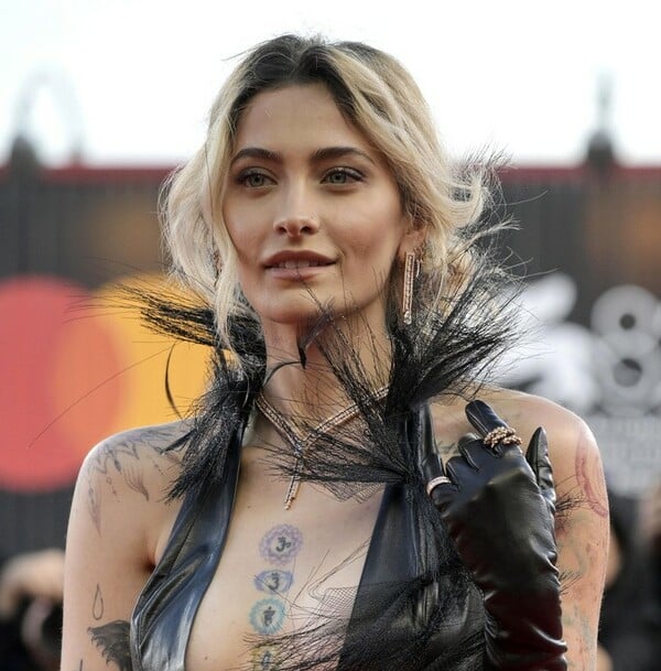 «Ακούγεται ένα σφύριγμα όταν αναπνέω»: Η Πάρις Τζάκσον αποκαλύπτει τη μόνιμη βλάβη από τον εθισμό της