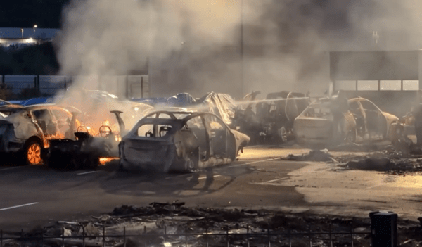 Νυχτερινή φωτιά «χτύπησε» έκθεση Tesla στη Γαλλία – Πιθανός εμπρησμός