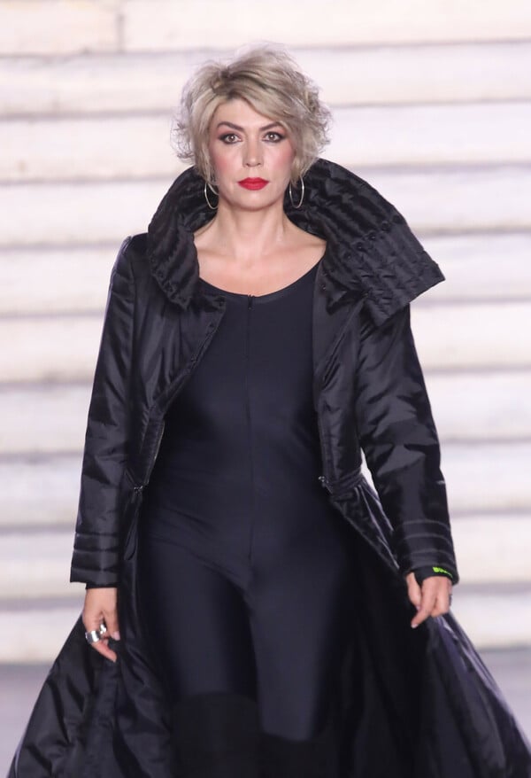 The Chase: H «Γυναίκα με τα Μαύρα» περπάτησε στην Εβδομάδας Μόδας