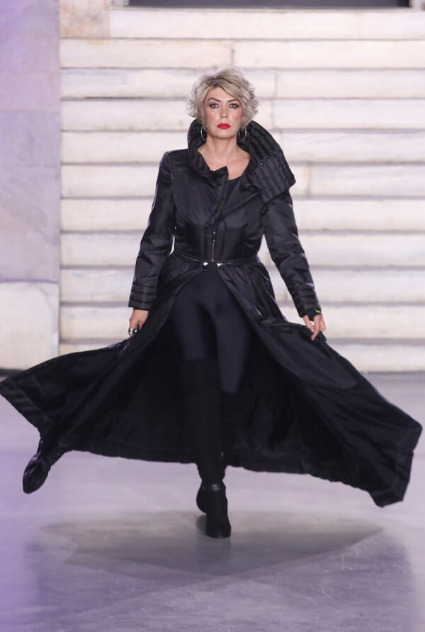 The Chase: H «Γυναίκα με τα Μαύρα» περπάτησε στην Εβδομάδας Μόδας