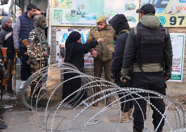 Κασμίρ: Τουλάχιστον εννέα νεκροί από έκρηξη κατασχεμένων εκρηκτικών σε αστυνομικό τμήμα