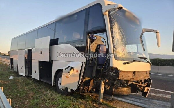 Λαμία: Τουριστικό λεωφορείο έπεσε στις μπάρες στην εθνική οδό - Έξι τραυματίες