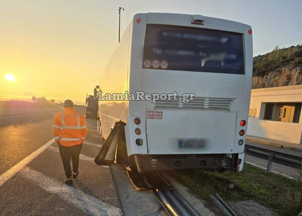 Λαμία: Τουριστικό λεωφορείο έπεσε στις μπάρες στην εθνική οδό - Έξι τραυματίες