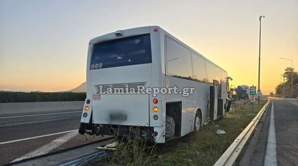 Λαμία: Τουριστικό λεωφορείο έπεσε στις μπάρες στην εθνική οδό - Έξι τραυματίες