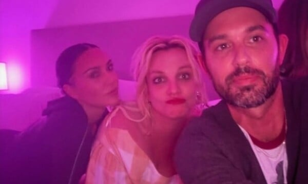 Κιμ Καρντάσιαν: Η φωτογραφίες με την Μπρίτνεϊ Σπίαρς στο σπίτι της στην Καλιφόρνια