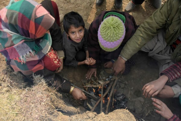 «Επιβιώνουμε από τύχη»: Οι γυναίκες που γεννούν μόνες στα βουνά του Κασμίρ