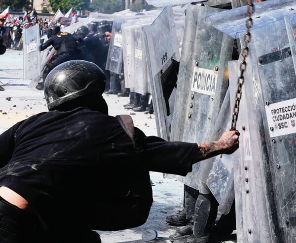 Μεξικό: Χάος και βίαιες διαδηλώσεις εν μέσω οργής για τον θάνατο δημάρχου - Δεκάδες τραυματίες