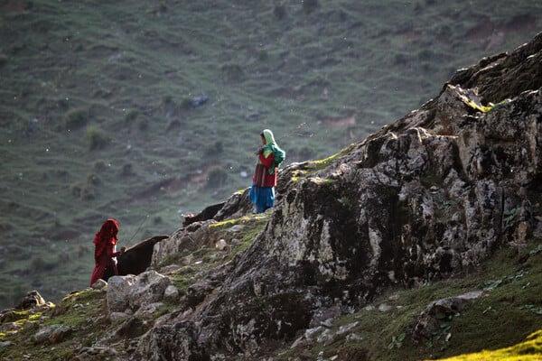 «Επιβιώνουμε από τύχη»: Οι γυναίκες που γεννούν μόνες στα βουνά του Κασμίρ