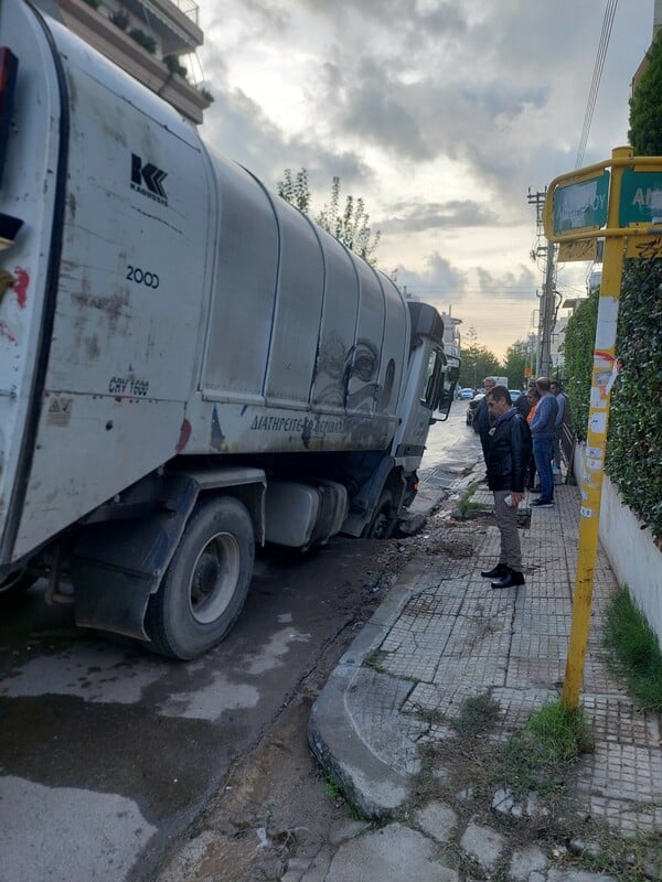 Υποχώρησε το οδόστρωμα στον Άγιο Δημήτριο λόγω βλάβης της ΕΥΔΑΠ – Εγκλωβίστηκε απορριμματοφόρο