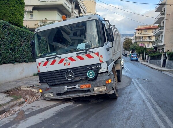 Υποχώρησε το οδόστρωμα στον Άγιο Δημήτριο λόγω βλάβης της ΕΥΔΑΠ – Εγκλωβίστηκε απορριμματοφόρο