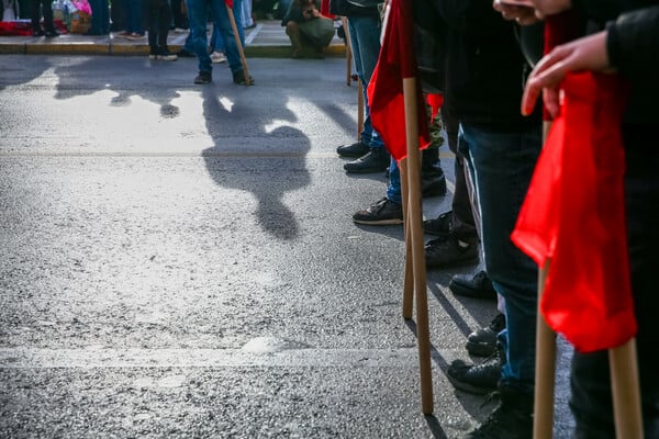 Πολυτεχνείο: Η σημαία έφτασε στην αμερικανική πρεσβεία — 11 συλλήψεις και δεκάδες προσαγωγές