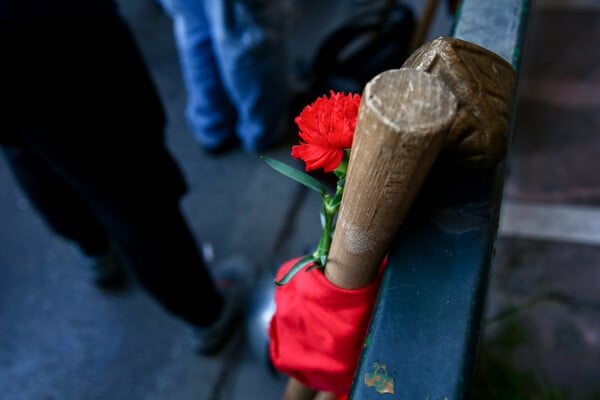 Πολυτεχνείο: Η σημαία έφτασε στην αμερικανική πρεσβεία — 11 συλλήψεις και δεκάδες προσαγωγές