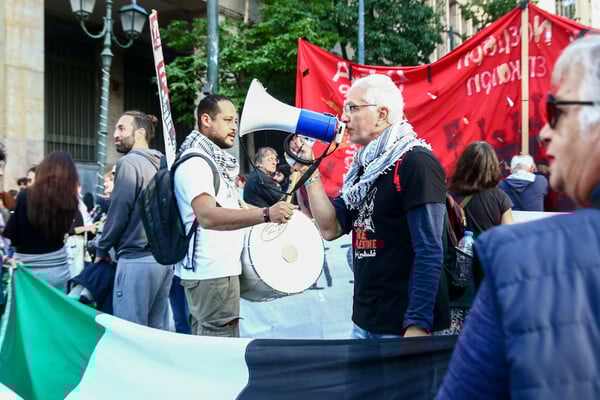 Πολυτεχνείο: Η σημαία έφτασε στην αμερικανική πρεσβεία — 11 συλλήψεις και δεκάδες προσαγωγές