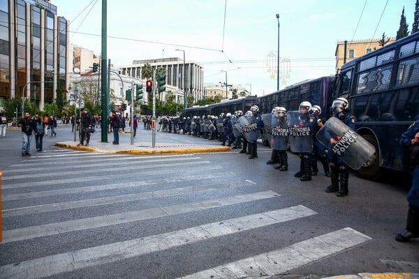 Πολυτεχνείο: Η σημαία έφτασε στην αμερικανική πρεσβεία — 11 συλλήψεις και δεκάδες προσαγωγές