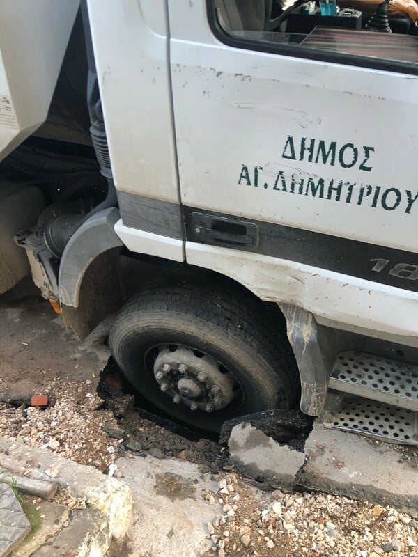 Υποχώρησε το οδόστρωμα στον Άγιο Δημήτριο λόγω βλάβης της ΕΥΔΑΠ – Εγκλωβίστηκε απορριμματοφόρο
