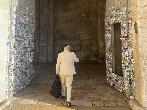 Πώς μια εκστρατεία με αυτοκόλλητα τροφοδότησε την πολεμική μηχανή του Ισραήλ