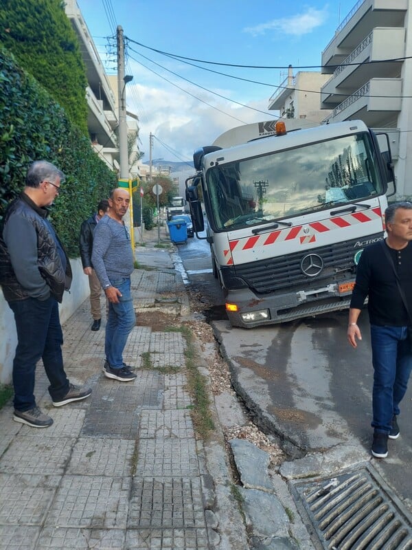 Υποχώρησε το οδόστρωμα στον Άγιο Δημήτριο λόγω βλάβης της ΕΥΔΑΠ – Εγκλωβίστηκε απορριμματοφόρο