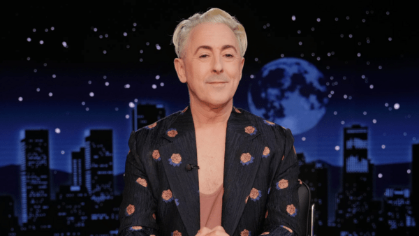 Άλαν Κάμινγκ: «Μετά το ξέσπασμά μου για τα τρανς δικαιώματα, φοβήθηκα μήπως με απελάσουν»