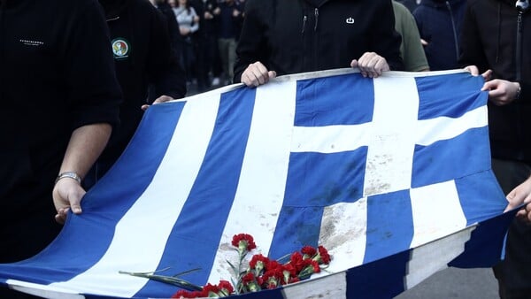 Πολυτεχνείο: Η σημαία έφτασε στην αμερικανική πρεσβεία — 11 συλλήψεις και δεκάδες προσαγωγές