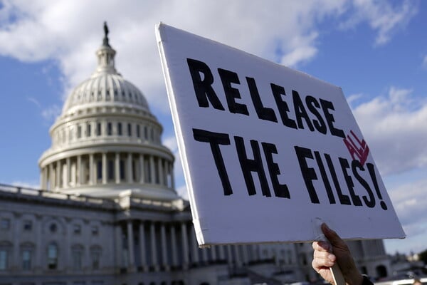 Τραμπ: Καλεί τους Ρεπουμπλικανούς να ψηφίσουν υπέρ της δημοσιοποίησης των φακέλων Έπσταϊν