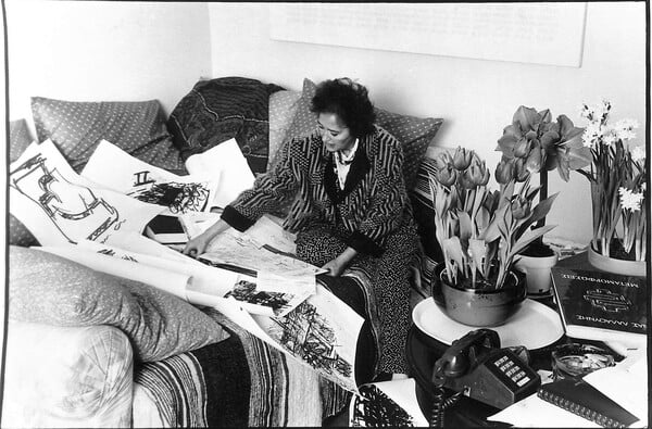 Τα έργα της Χρύσας δεν φοβούνται τον χώρο και τον χρόνο