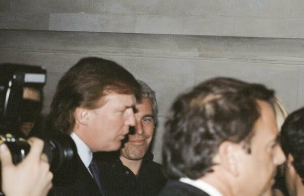 Αρχεία Έπσταϊν: «Ο Τζέφρι είχε σίγουρα στοιχεία εναντίον του Τραμπ»