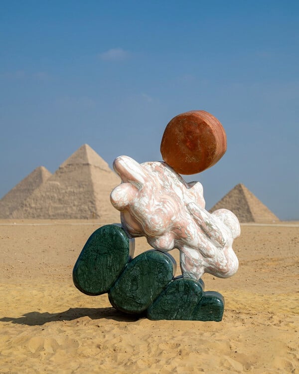 Αυτά τα τεράστια, σουρεαλιστικά γλυπτά μόλις προσγειώθηκαν δίπλα στις Πυραμίδες της Γκίζας 