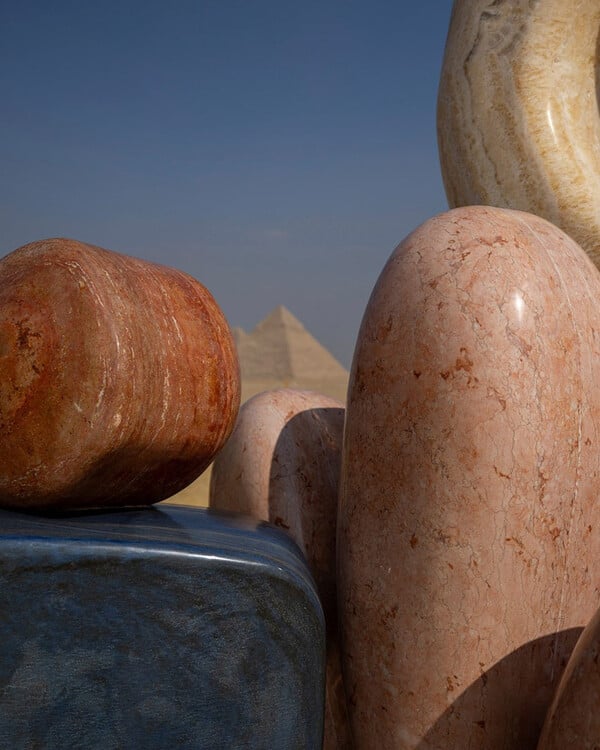 Αυτά τα τεράστια, σουρεαλιστικά γλυπτά μόλις προσγειώθηκαν δίπλα στις Πυραμίδες της Γκίζας 