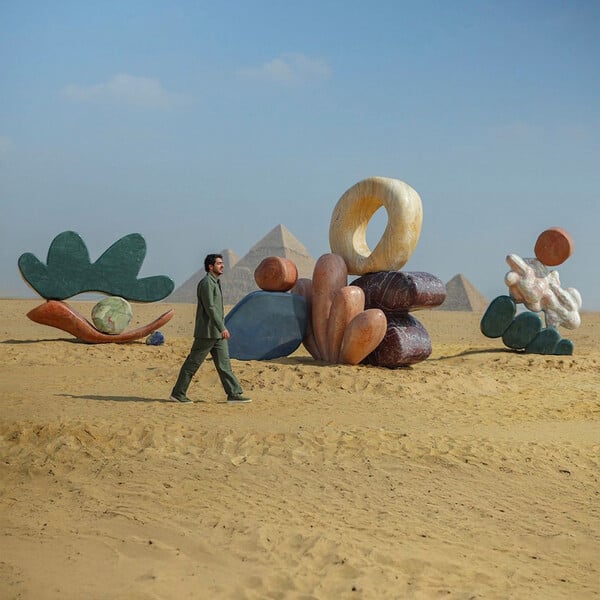 Αυτά τα τεράστια, σουρεαλιστικά γλυπτά μόλις προσγειώθηκαν δίπλα στις Πυραμίδες της Γκίζας 