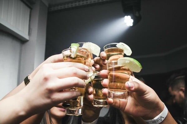 Τα μέτρα για τα σχολικά πάρτι στα κλαμπ - Πώς θα επαληθεύεται η ηλικία