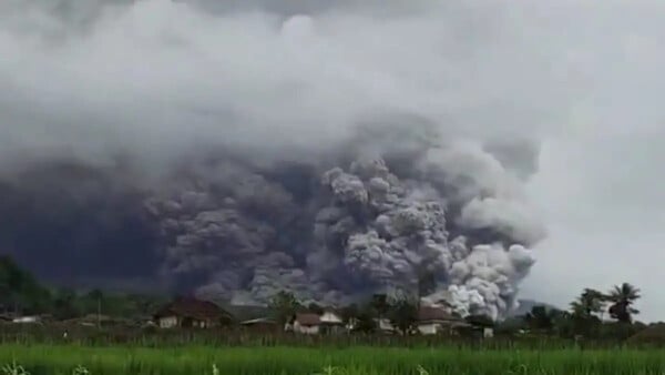 Ινδονησία: Εξερράγη το ηφαίστειο Σεμερού – Γιγαντιαίο νέφος στάχτης και εκκενώσεις κατοίκων